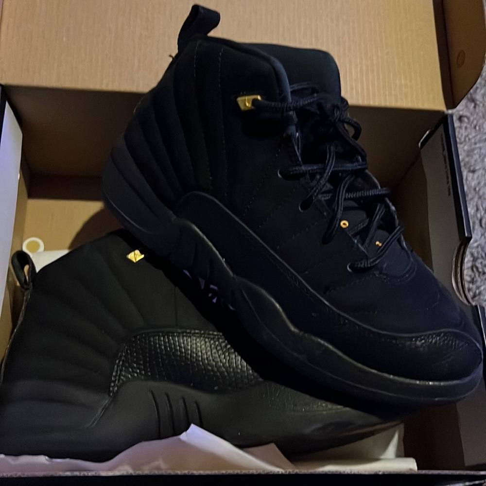 Black retro 12